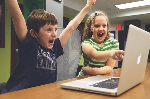 children at laptop