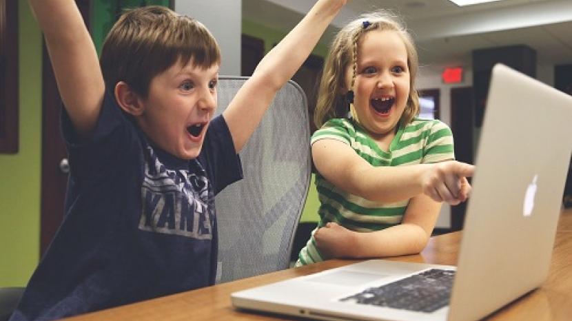 children at laptop